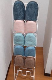 スリッパのご用意もございます。 - レンタルスペースオリーブ 船橋南口店 会議/面接/テレワーク/撮影/ボードゲーム/整体施術 等の設備の写真