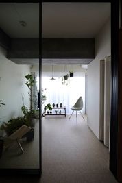 サンルーム - 三鷹のハウススタジオ カーブする壁のある撮影スタジオの室内の写真