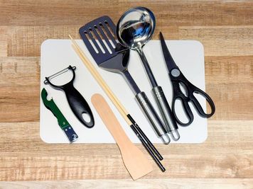 ピーラー・フライ返し・菜箸・お玉・キッチンバサミ・缶切り・まな板 - 【Party北千住】 北千住駅徒歩5分｜6名利用｜24h｜パーティー [71]の設備の写真