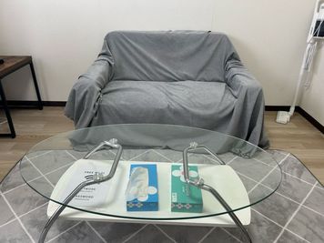 大きめソファでまったり🛋️ - 【にこスペース】甲東園の室内の写真