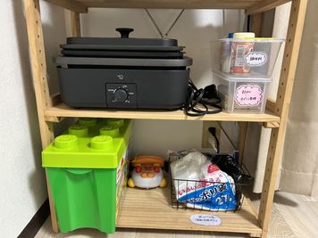 ホットプレート、調味料、ゴミ袋、子供用おもちゃ🧸 - 【にこスペース】甲東園の室内の写真