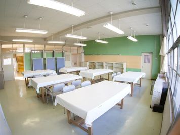八ヶ岳コモンズ メイカースペース（図画工作教室）の室内の写真