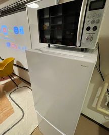 冷蔵庫と電子レンジは無料で利用可能！ - 新宿ボドゲ・マダミスの会議室「ピザマッシュ」の室内の写真