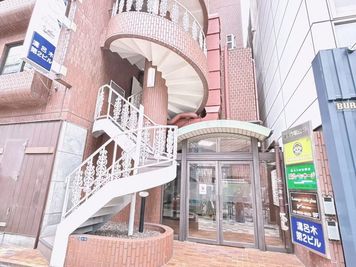 ・こちらの建物の5階になります。 - minoriba_eye新宿御苑前駅南店 レンタルサロン　マツエクスペース2の外観の写真