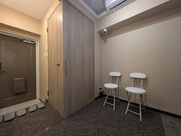 玄関・待機スペース - レンタボン・大山スタジオ Ｂスタジオ【エアコン・電子ピアノ・待機スペース付設・3.5畳】の室内の写真