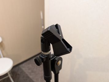 TAMA タマ ブーム・マイクスタンド ブラック MS205BK×１　 ブームの長さ830ｍｍ・スタンド高さ960 - 1,600mm・重量3.2㎏ - レンタボン・大山スタジオ Ｂスタジオ【エアコン・電子ピアノ・待機スペース付設・3.5畳】の設備の写真