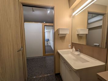 エントランスより室内側 - レンタボン・大山スタジオ Ｂスタジオ【エアコン・電子ピアノ・待機スペース付設・3.5畳】の室内の写真