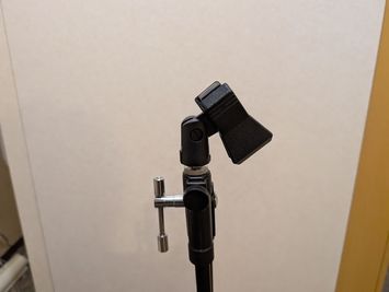 TAMA タマ ブーム・マイクスタンド ブラック MS205BK×１　 ブームの長さ830ｍｍ・スタンド高さ960 - 1,600mm・重量3.2㎏ - レンタボン・大山スタジオ Ｂスタジオ【エアコン・電子ピアノ・待機スペース付設・3.5畳】の設備の写真