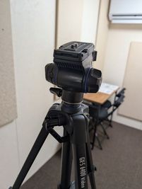 SLIK スマホ三脚 クイックシューセット レバーロック式 全高1580mm
https://www.amazon.co.jp/dp/B0BQBSYWWQ - レンタボン・大山スタジオ Ｂスタジオ【エアコン・電子ピアノ・待機スペース付設・3.5畳】の設備の写真