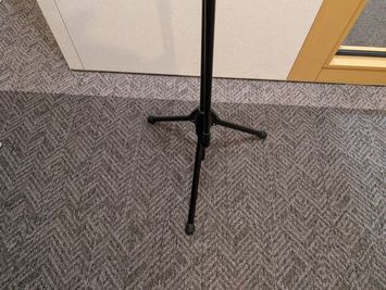 TAMA タマ ブーム・マイクスタンド ブラック MS205BK×１　 ブームの長さ830ｍｍ・スタンド高さ960 - 1,600mm・重量3.2㎏ - レンタボン・大山スタジオ Ｂスタジオ【エアコン・電子ピアノ・待機スペース付設・3.5畳】の設備の写真
