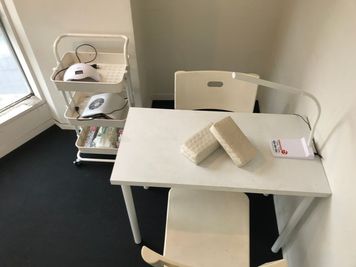４名まで着席可能なので、女子会しながらネイルはいかが？ - 貴方の店グループ 窓の景色が最高！１時間ワンコインネイルサロン！都心で最安！の室内の写真