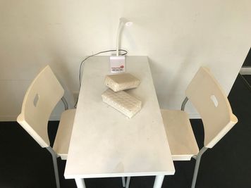 明るい店内で楽しくネイルしましょう！スクールの方には練習にも最適 - 貴方の店グループ 窓の景色が最高！１時間ワンコインネイルサロン！都心で最安！の室内の写真