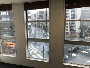 大きな窓があって展望最高です！ - 貴方の店グループ 窓の景色が最高！１時間ワンコインネイルサロン！都心で最安！の室内の写真
