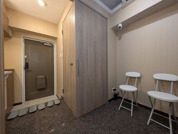 玄関・待機スペース - レンタボン・大山スタジオ Ｂスタジオ【エアコン・電子ピアノ・待機スペース付設・3.5畳】の室内の写真