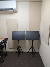 3.5帖の防音室内　譜面台・椅子有 - レンタボン・大山スタジオ Ｂスタジオ【エアコン・電子ピアノ・待機スペース付設・3.5畳】の室内の写真