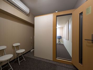 待機場所と室内防音室3.5帖 - レンタボン・大山スタジオ Ｂスタジオ【エアコン・電子ピアノ・待機スペース付設・3.5畳】の室内の写真