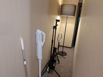 防音室脇　備品置場 - レンタボン・大山スタジオ Ｂスタジオ【エアコン・電子ピアノ・待機スペース付設・3.5畳】の室内の写真