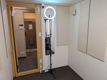 PEYOU 12インチリングライト・155cm　
https://www.amazon.co.jp/dp/B0C49GZ26V - レンタボン・大山スタジオ Ｂスタジオ【エアコン・電子ピアノ・待機スペース付設・3.5畳】の設備の写真