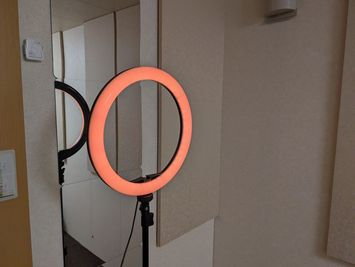 PEYOU 12インチリングライト・155cm　
https://www.amazon.co.jp/dp/B0C49GZ26V - レンタボン・大山スタジオ Ｂスタジオ【エアコン・電子ピアノ・待機スペース付設・3.5畳】の設備の写真