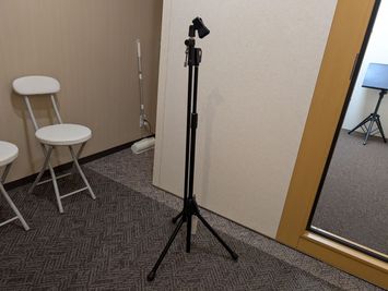 TAMA タマ ブーム・マイクスタンド ブラック MS205BK×１　 ブームの長さ830ｍｍ・スタンド高さ960 - 1,600mm・重量3.2㎏ - レンタボン・大山スタジオ Ｂスタジオ【エアコン・電子ピアノ・待機スペース付設・3.5畳】の設備の写真