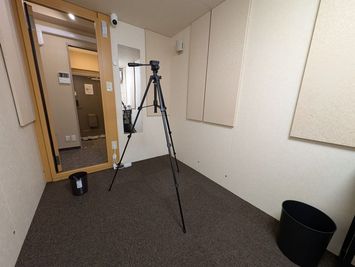 SLIK スマホ三脚 クイックシューセット レバーロック式 全高1580mm
https://www.amazon.co.jp/dp/B0BQBSYWWQ - レンタボン・大山スタジオ Ｂスタジオ【エアコン・電子ピアノ・待機スペース付設・3.5畳】の設備の写真