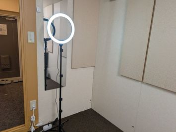 PEYOU 12インチリングライト・155cm　
https://www.amazon.co.jp/dp/B0C49GZ26V - レンタボン・大山スタジオ Ｂスタジオ【エアコン・電子ピアノ・待機スペース付設・3.5畳】の設備の写真