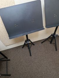 譜面台×２ - レンタボン・大山スタジオ Ｂスタジオ【エアコン・電子ピアノ・待機スペース付設・3.5畳】の設備の写真