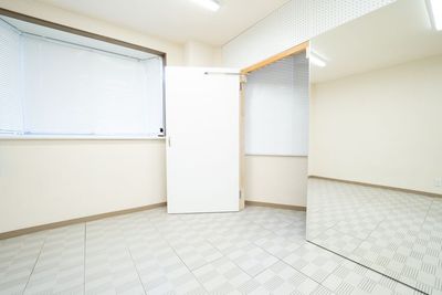 更衣室 - 完全個室｜パルスダンススタジオ西日暮里 パルスダンススタジオ西日暮里の室内の写真