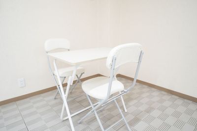 テーブル、椅子２脚 - 完全個室｜パルスダンススタジオ西日暮里 パルスダンススタジオ西日暮里の設備の写真