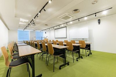 【初回限定特価】伏見駅1分✨ワンランク上の会議室｜60㎡最大50名着席可｜備品全て無料｜ﾌﾟﾛｼﾞｪｸﾀｰ、音響、司会台、マイク - 名古屋伏見貸し会議室Nuts