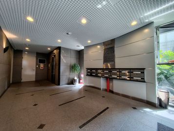 エントランス(土日祝のみ撮影可) - 【大阪･梅田】天しもビル屋上レンタル撮影スタジオ 屋上レンタルスペース【一般利用プラン】の室内の写真