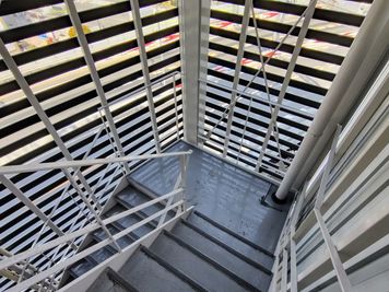 屋上以外の非常階段(土日祝のみ撮影可) - 【大阪･梅田】天しもビル屋上レンタル撮影スタジオ 屋上レンタルスペース【一般利用プラン】の室内の写真