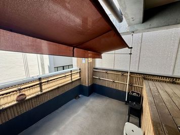 5階には喫煙所を設置。喫煙者にも配慮しつつ、分煙対策も万全です。※館内は完全禁煙です。ニオイマナーへのご配慮をお願いいたします。 - ExeWorks上野 3006完全個室のその他の写真