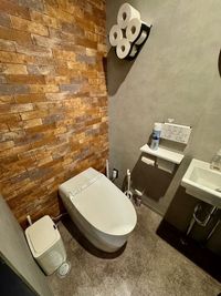 1Fは男女共用のユニバーサルトイレ。ビジネス施設にふさわしい高水準の快適性です。 - ExeWorks上野 3006完全個室のその他の写真