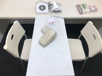 ライト、集塵機、アームレスト、フット台、その他キッチンペーパーやコットン等の消耗品まで　全て貸し出し無料 - 貴方の店グループ １時間５００円、新宿御苑前駅から一本道・徒歩３分のネイルサロンの室内の写真