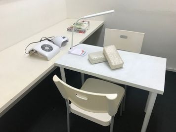 ５名着席可能なので、ワイワイ女子会しながらネイルはいかが！ - 貴方の店グループ １時間５００円、新宿御苑前駅から一本道・徒歩３分のネイルサロンの室内の写真