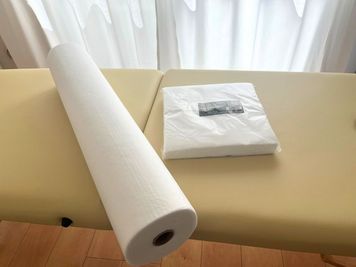 【無料備品】
ペーパーシーツ
十字カット ピローシート - レンタルサロン moka 藤沢 藤沢駅徒歩3分！新規オープンのレンタルサロン moka 藤沢の設備の写真