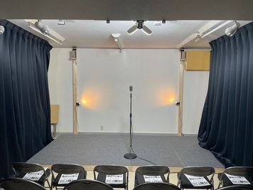 平日18〜22時、土日祝10〜14時、14〜18時、18〜22時でご予約ください。キャパシティ30名、音響、照明あり
 - STUDIO TontoTonTonの室内の写真