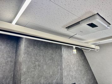 プロジェクターとプロジェクタースクリーン - ExeWorks上野 会議室B（定員人数6名）の設備の写真