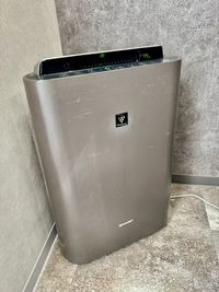 各会議室に空気清浄機を設置。こもりがちな空間でも、いつでも空気はクリーンで安心です。 - ExeWorks上野 会議室B（定員人数6名）の設備の写真