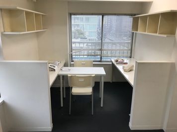 完全な個室ではありませんが、区切られたブースなのでプライベート感はあります！そして夜景が綺麗！ - 貴方の店グループ 都心で最安値！１時間５００円の激安ネイルサロン！夜景を見ながら！の室内の写真