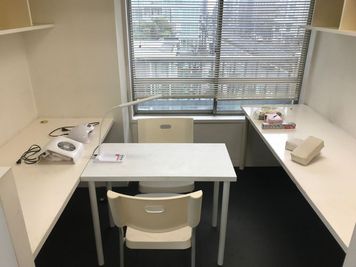 窓からは四谷の街が一望！展望最高で開放的なスペースです！自然光で明るいのでカラーセラピーにも最適 - 貴方の店グループ 都心で最安値！１時間５００円の激安ネイルサロン！夜景を見ながら！の室内の写真