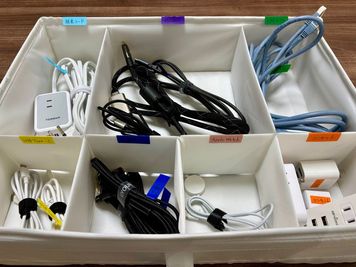 スマホの充電や作業にも使える各種ケーブルを完備⚡️ - ボードゲームスペースChiratto_心斎橋 100種類以上のボードゲームを楽しめるオトナの秘密基地🎮✨の設備の写真