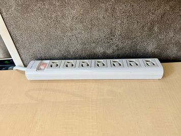 電源タップ - ExeWorks上野 6名会議室Aの設備の写真