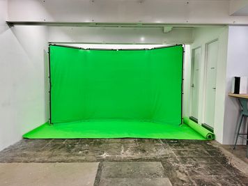 オプション
・クロマキーグリーン背景 & クロマキーカーペット一式　レンタル
パノラマ背景 クロマキーグリーン
幅4000mm x 高さ2300mm - FukagawaGarage Fukagawa Garage(フカガワガレージ)の室内の写真