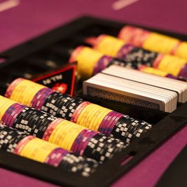 じゃんけんポーカー水道橋店 テーブル・チップ・トランプ完備のレンタルスペースの設備の写真