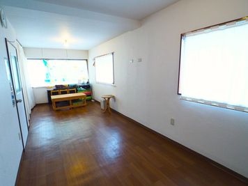 奥行きがあり、椅子を利用して最大10人程度の着席や、床用マットで10人程度の着席も可能です。 - StudioOnda東中野401/スタジオオンダ東中野401 サロン/稽古/ヨガ/ピラティス/楽器演奏定期利用可能な多目的空間の室内の写真