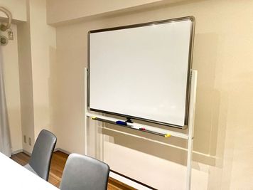 ホワイトボードございます - 貸会議室サクラマチクマモト前 サクラマチクマモト目の前の貸会議室の設備の写真