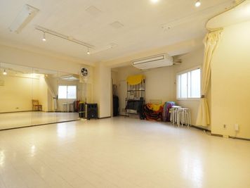 自然光がよくはいるスタジオです - StudioOnda大久保/スタジオオンダ大久保 ダンス/ヨガ/楽器練習/稽古で定期利用に最適プライベートスタジオの室内の写真