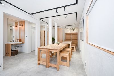 セミナー、教室にも利用できます！
長机が2台、四角いテーブルが2台
合計8人まで座れます！
 - コワーキングスペース　Stand up吉祥寺 フリースペースの室内の写真
